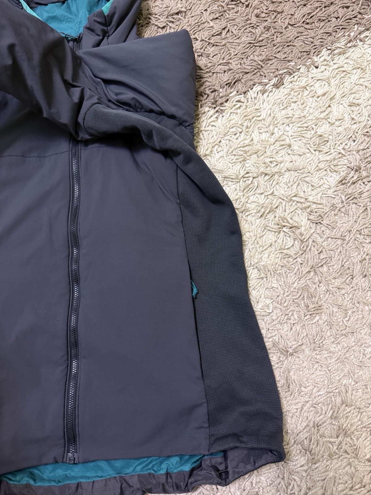 Arc'teryx Women's Atom LT Insulated Grey Hooded Jacket, Cozy Fit image 8