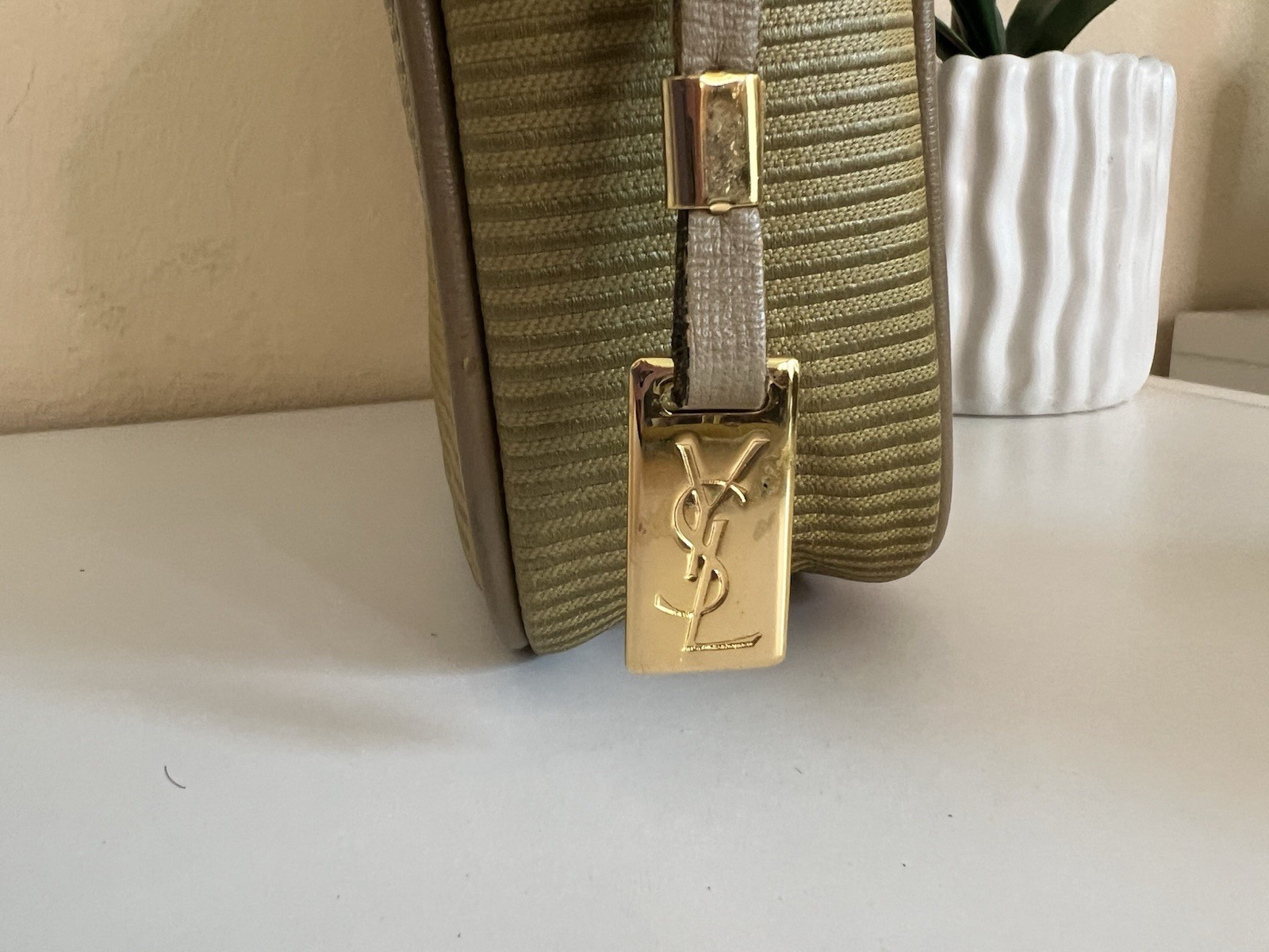 Borsa da toeletta Yves Saint Laurent marrone bellissimo logo zip pull usata in ottime condizioni.