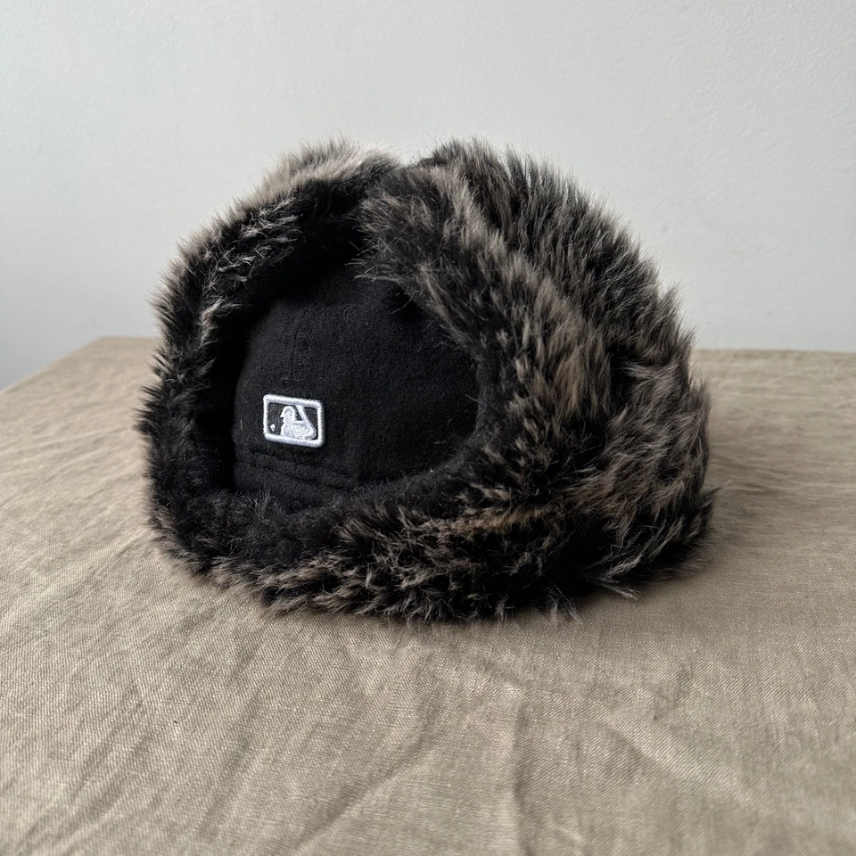New Era 59FIFTY New York Yankees Black Winter Fitted Hat with Faux Fur Earflaps - Image 2 of 4