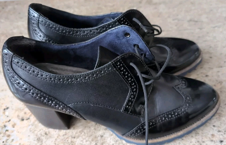 Zapatos Oxford de tacón grueso con punta de ala negra Tamaris para dama talla 40-9,5 casi nuevos Foto 3 de 4