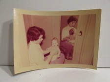 1955 VINTAGE FOUND PHOTOGRAPH COLOR ART OLD PHOTO YOUNG MOM BABY GIRL MIRROR PIC