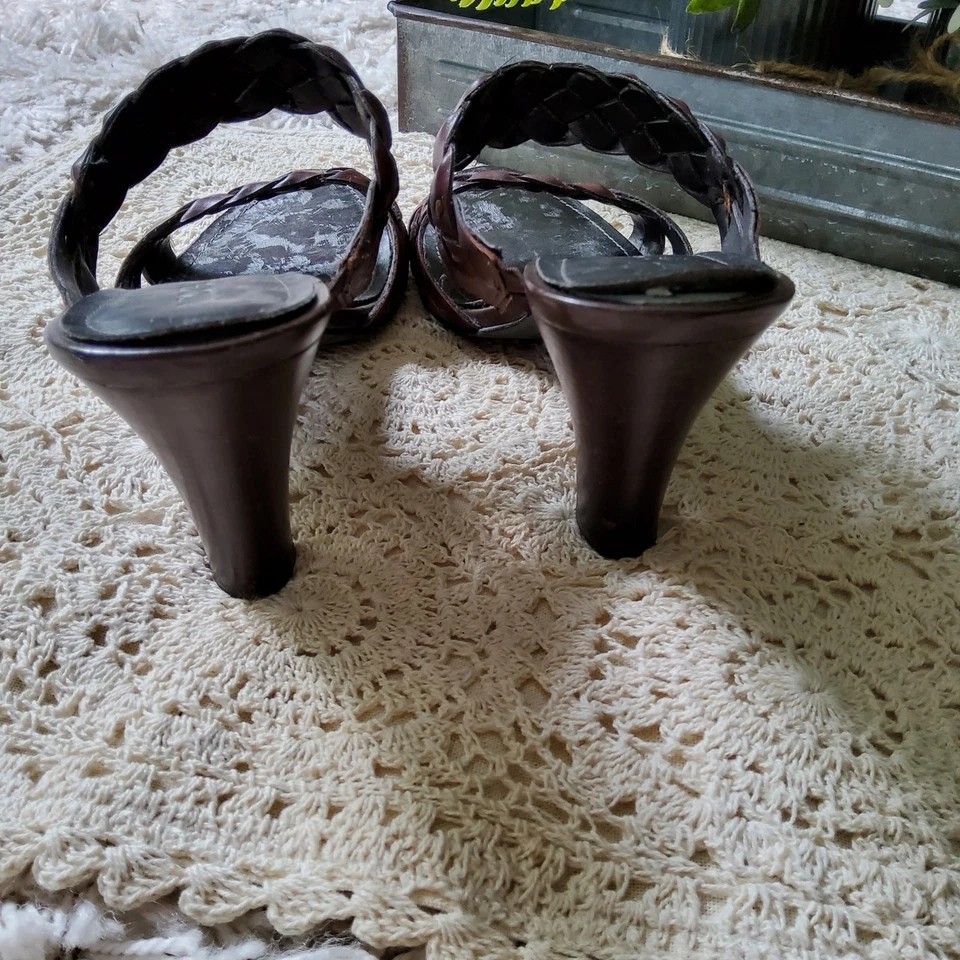 Sandalia de tacón deslizable de cuero trenzado Nickels para mujer 7,5 en marrón Foto 4 de 4