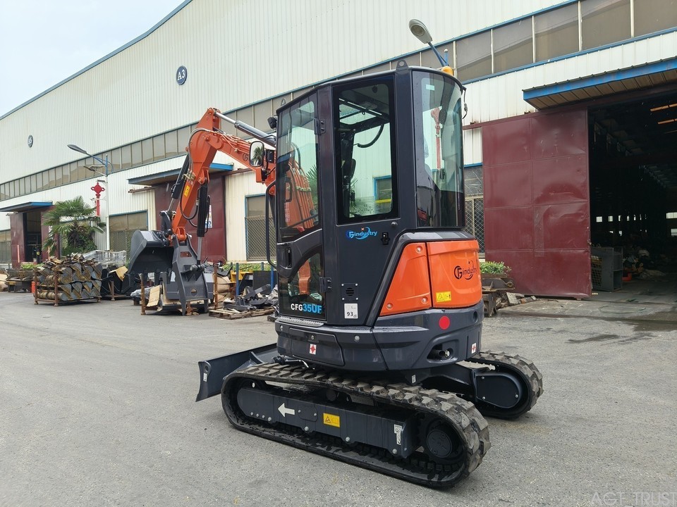 3 Ton Mini Excavator Kubota Diesel Engine W/ Hydraulic Pilot System ...