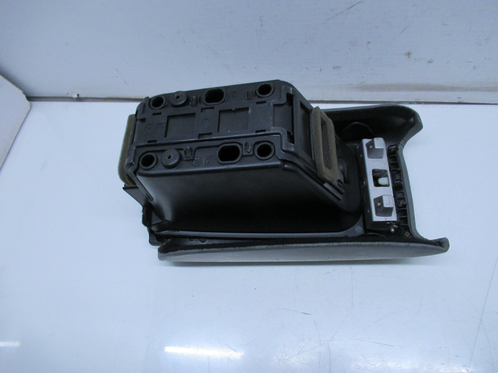 04-08 MASERATI QUATTROPORTE CENTER CONSOLE ARMREST ARM REST OEM