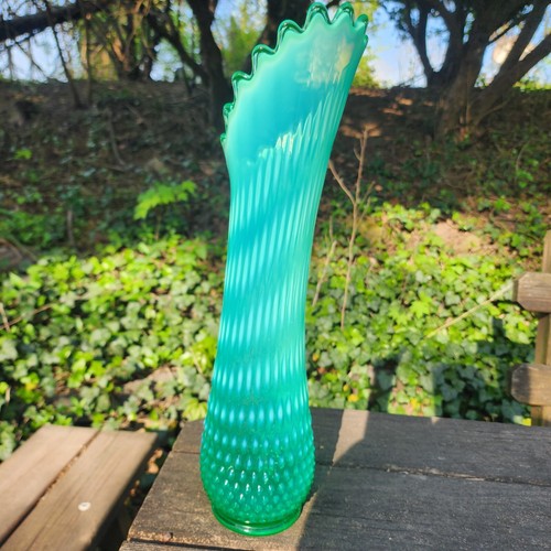 16 1/2 " Rare Fenton Hobnail EMERALD GREEN Swung Vase UV Glows - Picture 6 of 11
