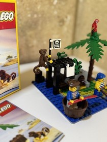 LEGO Pirates: Shipwreck Island (6260), 100% complete with instructions and box.