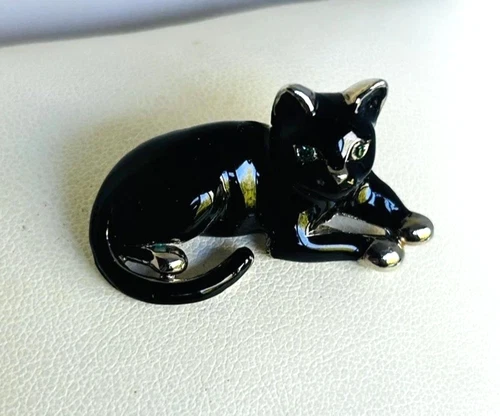 Beautiful Vintage glossy black enamel black cat lying down brooch
