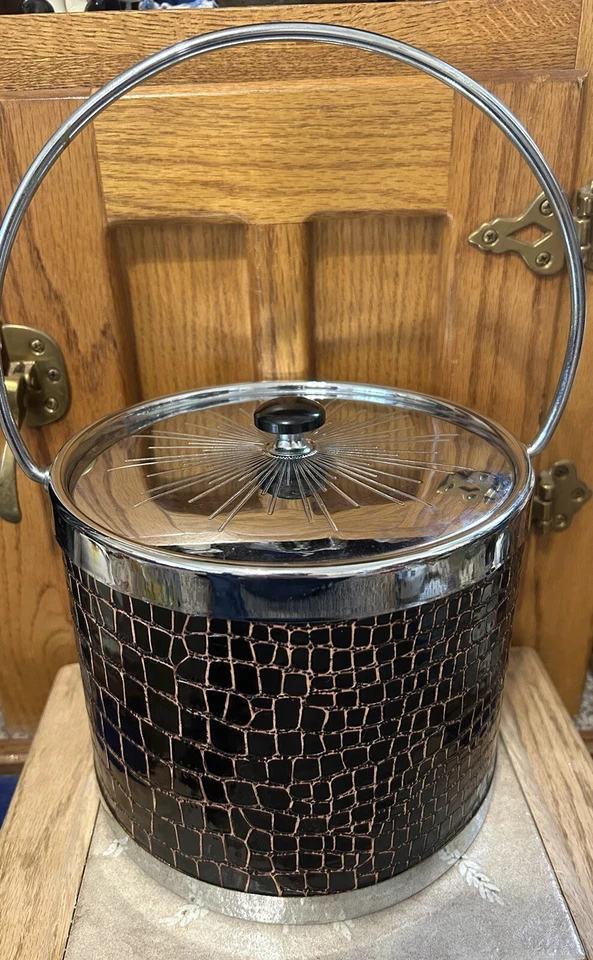 Cubo de hielo vintage imitación cocodrilo marrón y cromo aislado carro de bar decoración Foto 3 de 4