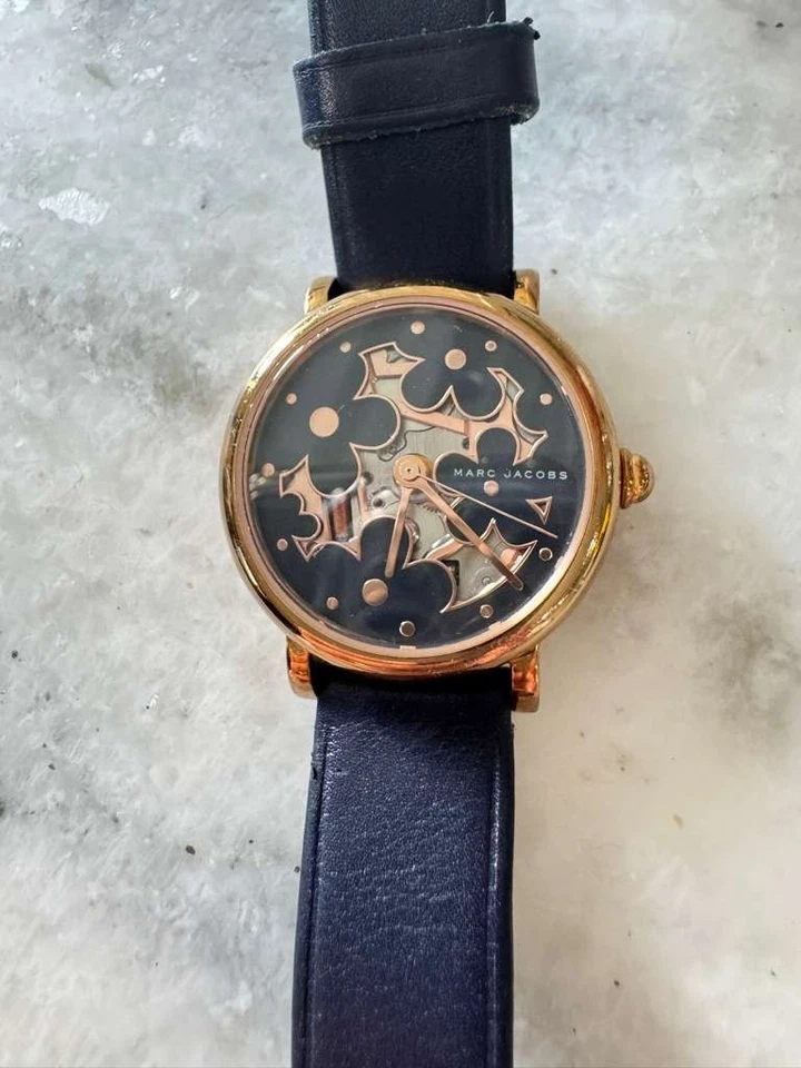 Reloj de cuarzo Marc Jacobs MJ1628 clásico con correa de cuero 28 mm para dama Foto 4 de 4