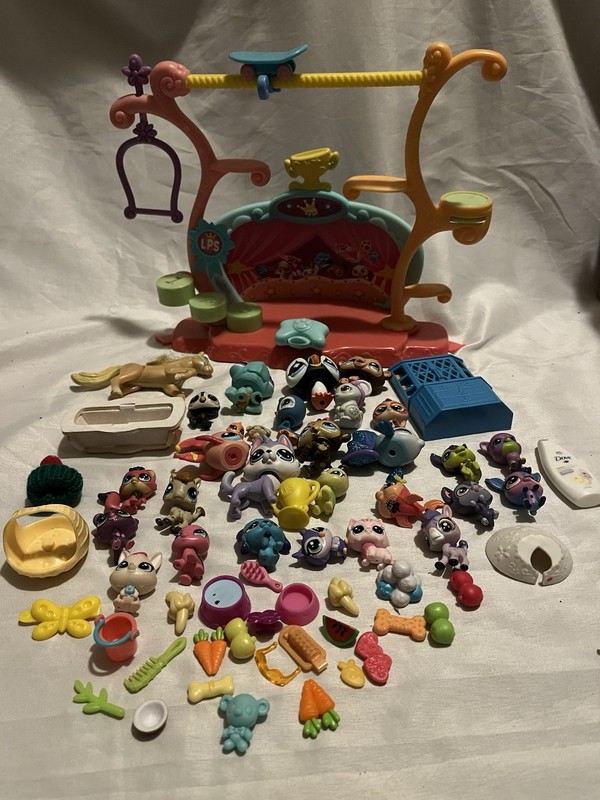 Littlest Pet Shop LPS Lot Assorted Pets Playset and Accessories Read Below