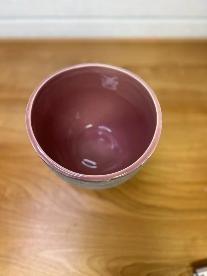 Maceta pequeña de cerámica tono tierra de 5 pulgadas con un hermoso esmalte interior rosa Foto 3 de 4
