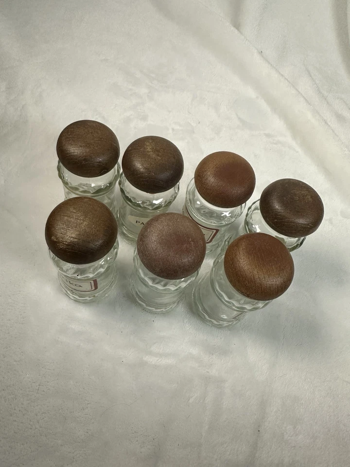 Juego de 7 botellas de especias de vidrio vintage estilo boticario con tapas de tapa de hongos de madera Foto 4 de 4