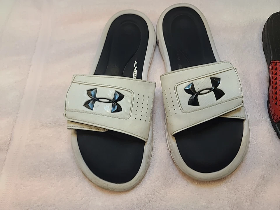 Sandálias slip-on Under Armour masculinas Ignite V tamanho 9 brancas espuma 4D e tamanho 8 - Imagem 3 de 4