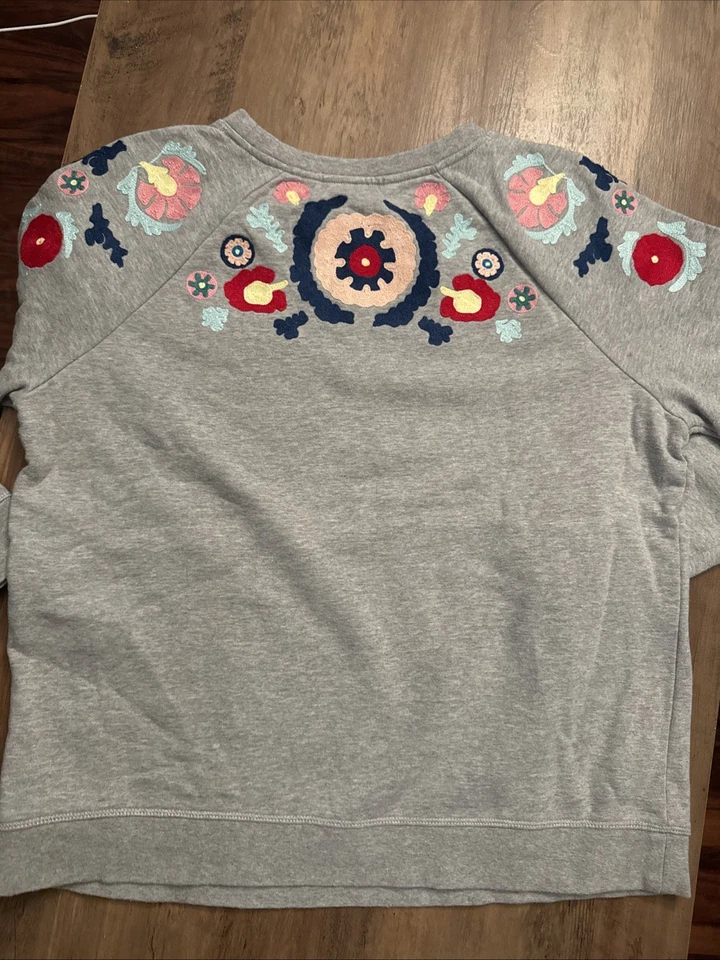 Moletom Pulôver Boden MÉDIO Cinza Bordado Gola Redonda BOHO Feminino - Imagem 3 de 4