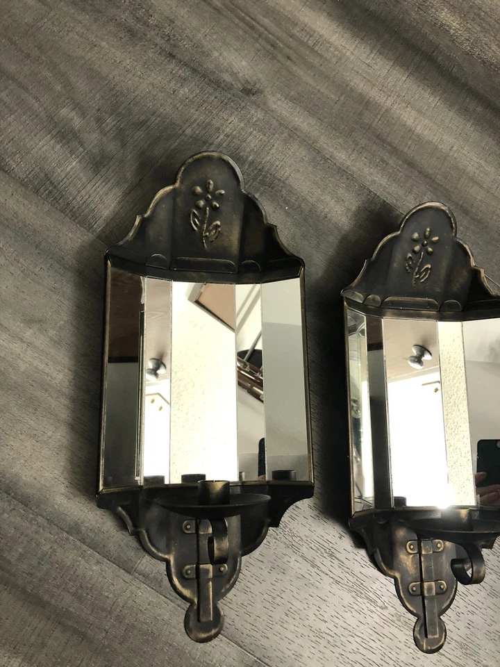 Par de candelabros de metal con espejo de vidrio cortado de colección renacimiento colonial años 70’s Foto 2 de 4