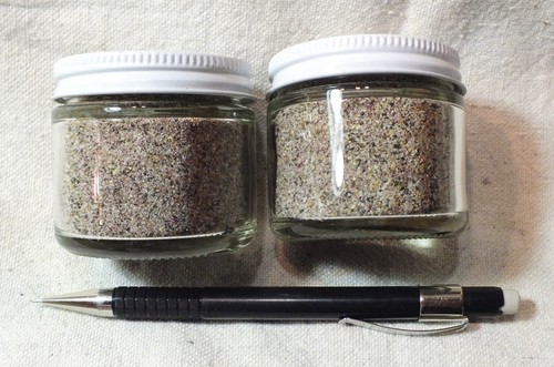 Sand - 2er Set Zwei-Unzen-Gläser Granatsand von Pfeiffer Beach, CA - Bild 1 von 2