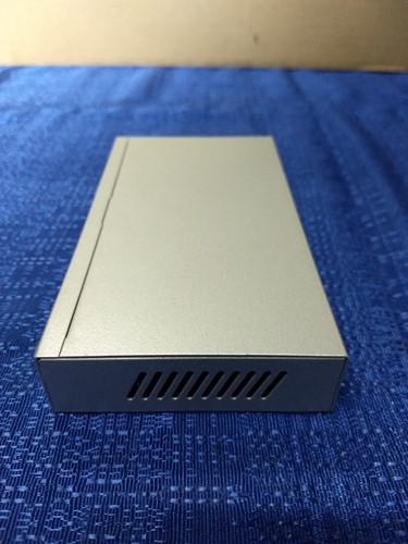 ZyXEL GS-108B 8 Port Desktop Gigabit Ethernet Switch - Picture 4 of 7