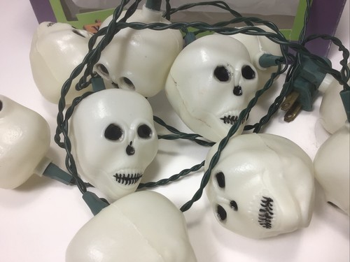 Vintage Fun World Halloween Skeleton Heads Skulls Blow Mold 10 String Lights - Picture 2 of 6