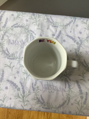 Be You Write Your Own Story Tasse mit achteckigen Seiten von Prima Design  - Bild 3 von 5