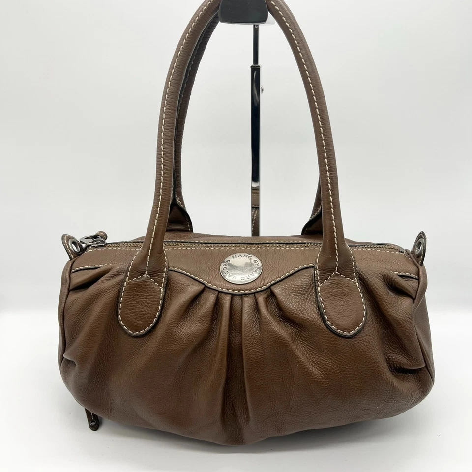 Marc by Marc Jacobs Mini Bolso Boston Cuero Marrón Logo Placa De Colección Y2k Japón Foto 2 de 4