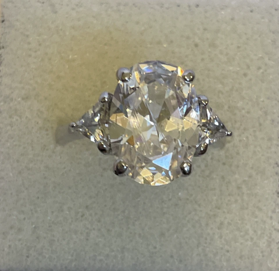 Grande Transparente Ovalado con Piedras Laterales Triángulo Transparente en Tono Plateado Talla 8 Foto 2 de 4