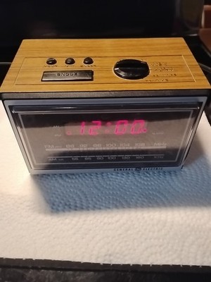 Vintage 1980s General Electric Radio Alarm Clock No. 7-4620D. Tested And WORKING