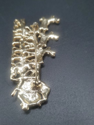 Seasons Greetings Pin/ Brooch 2 & 3/4" X 1 & 1/2" Goldtoned Santa's Sleigh - Picture 6 of 10