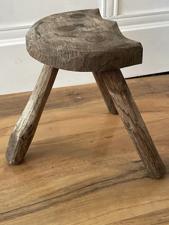 Taburete francés vintage hecho a mano de 3 patas con asiento en forma de media luna casa de campo Foto 3 de 4