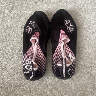 HotTuna Pool Shoes Size 3