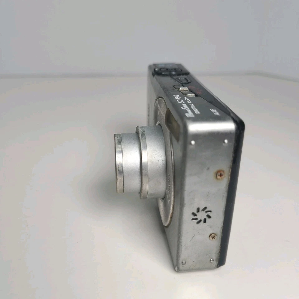 Canon PowerShot SD750 Digital ELPH 7.1 MP Camera Silver - Bad Screen - Image 2 of 4