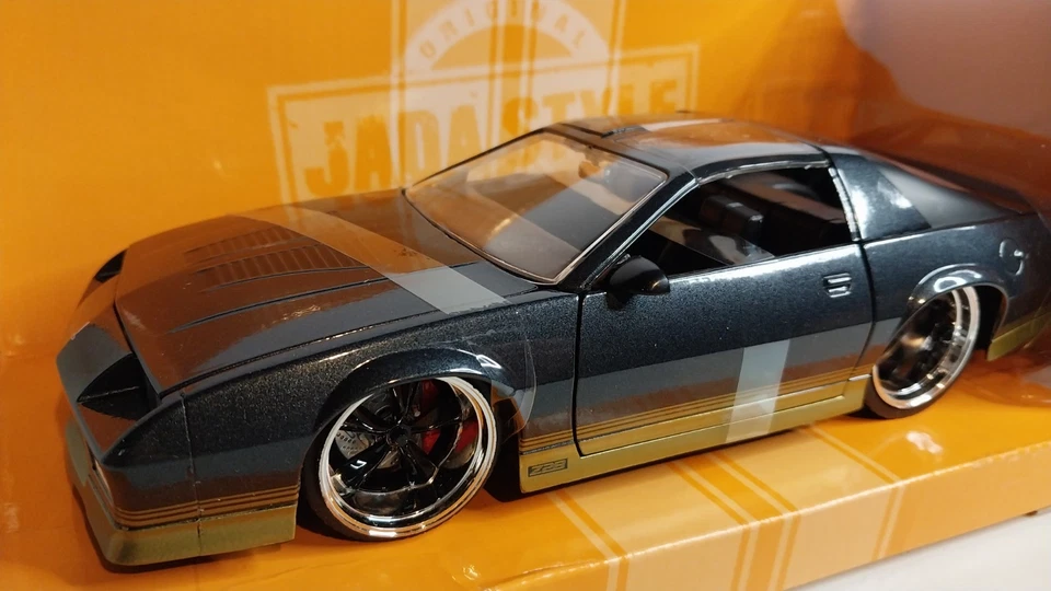 Chevy Camaro Z28 1985 Jada 1:24 Bigtime Muscle negro dorado techo en T extraíble. Foto 3 de 4