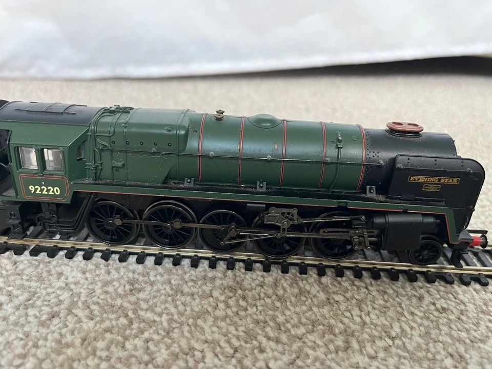 HORNBY OO GAUGE BR 2-10-0 LOCO & TENDER – EVENING STAR No 92220. SPARES/REPAIR - Image 2 of 4