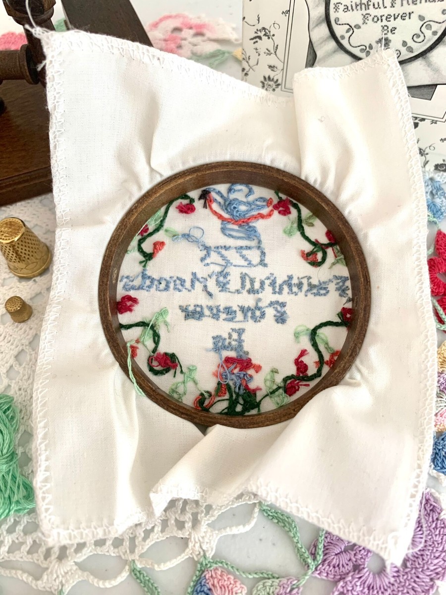 MINT complete PC-American Girl FELICITY NEEDLEWORK KIT & FRAME