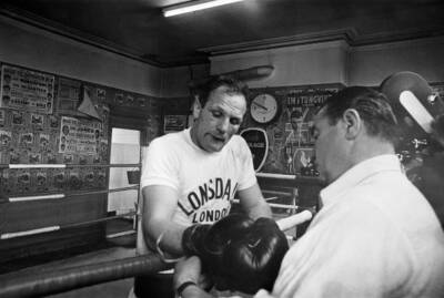 Henry Cooper in the gym training ahead of his second fight with Mu- Old Photo 1
