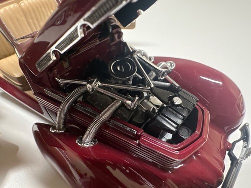 Two Franklin Mint 1:24 1937 Cord 812 Phaeton Coupe Burgundy & yellowish cream - Picture 7 of 19