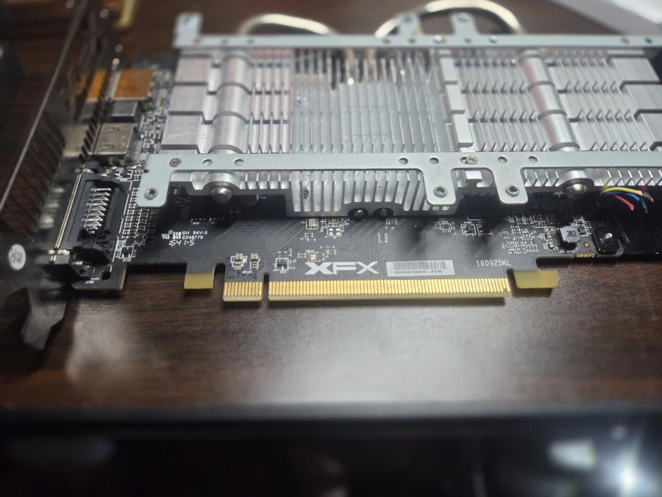 Tarjeta gráfica XFX Radeon RX 480 4GB falta ventiladores de refrigeración.  Foto 2 de 4