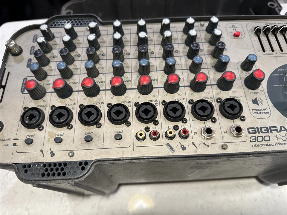 Soundcraft GigRac 300 8-Ch Pro Mixer/300W Amp w FX & EQ - Image 3 of 4