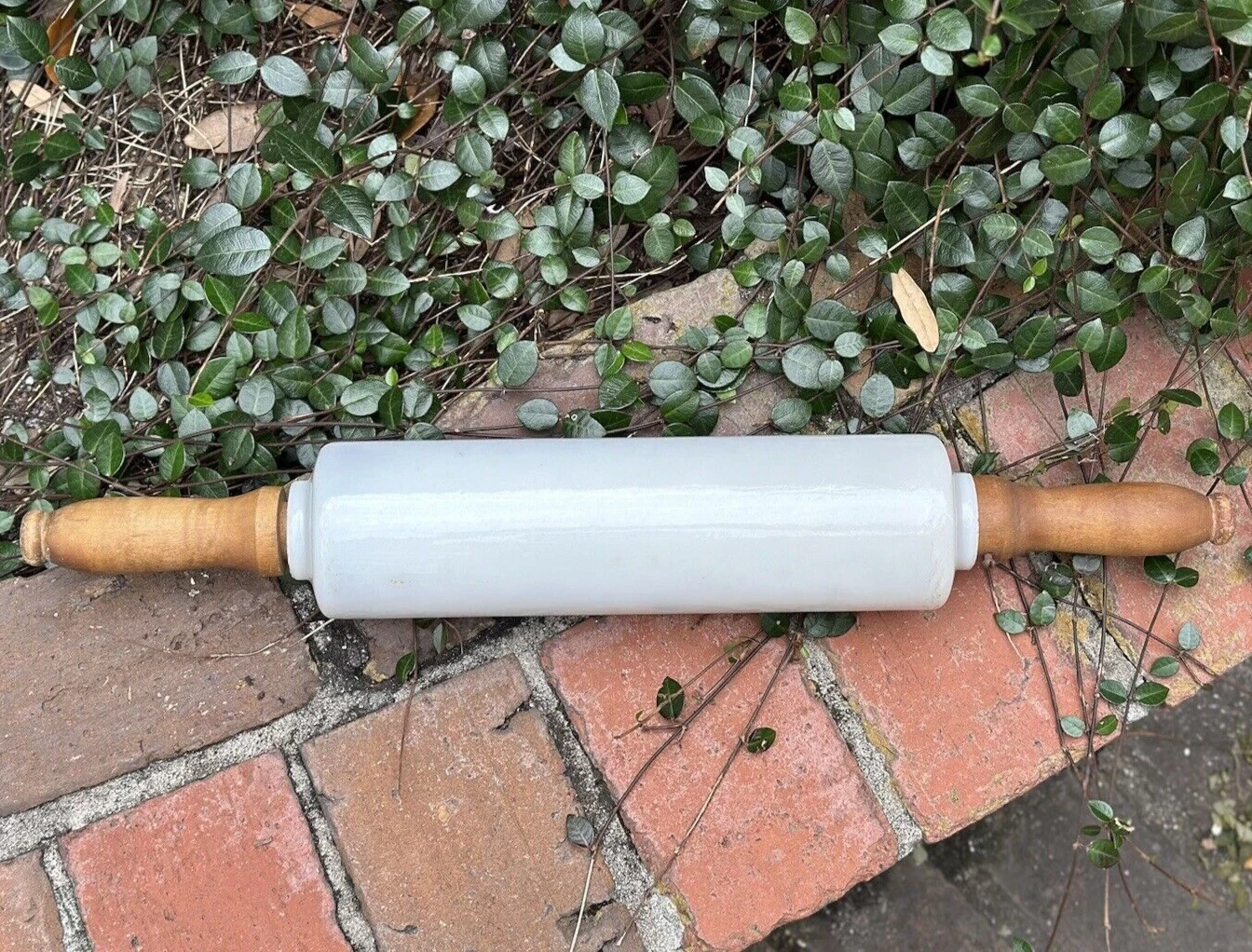 ANTIQUE MILK GLASS ROLLING PIN WITH WOODEN HANDLES