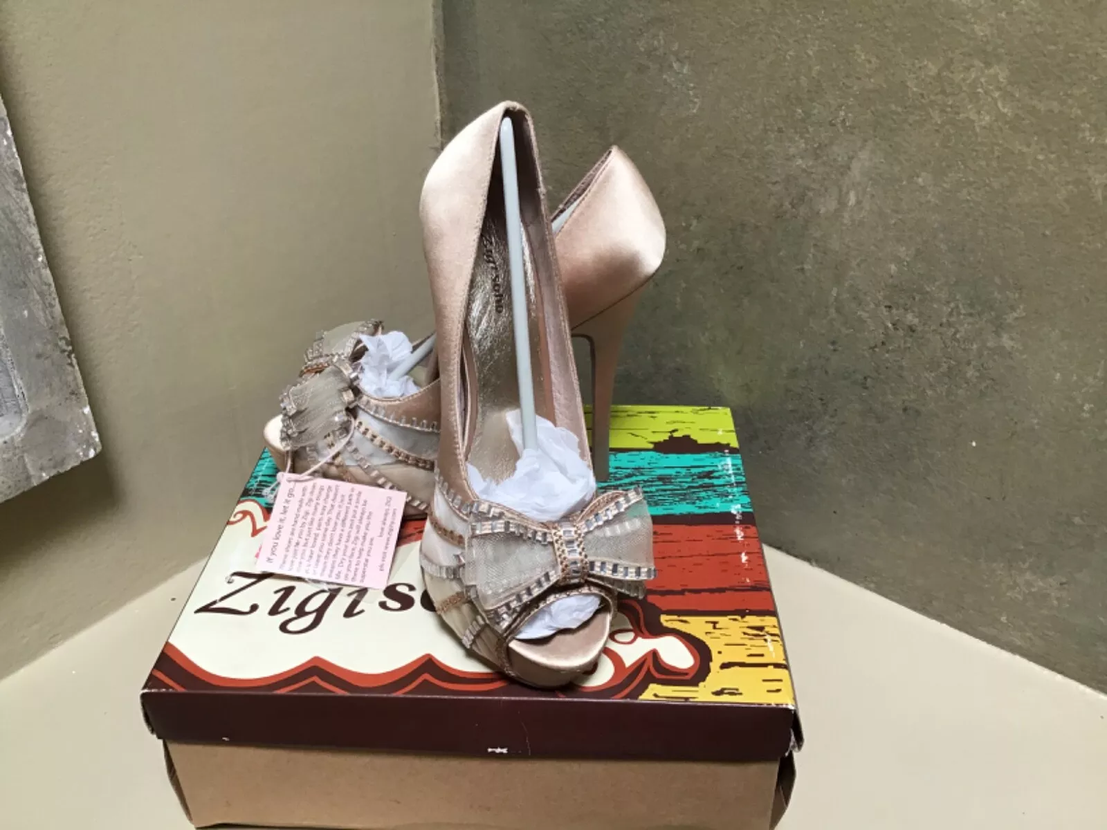 ZIGI SOHO Supreme PROM Party talon haut arc chaussures satin champagne 8,5 US NEUF AVEC ÉTIQUETTES