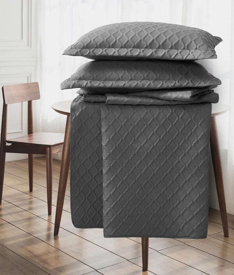 3 Piece Emboss Bedspread Quilted Comforter Bedding Set Bed Throw Reversible King - Image 4 of 4