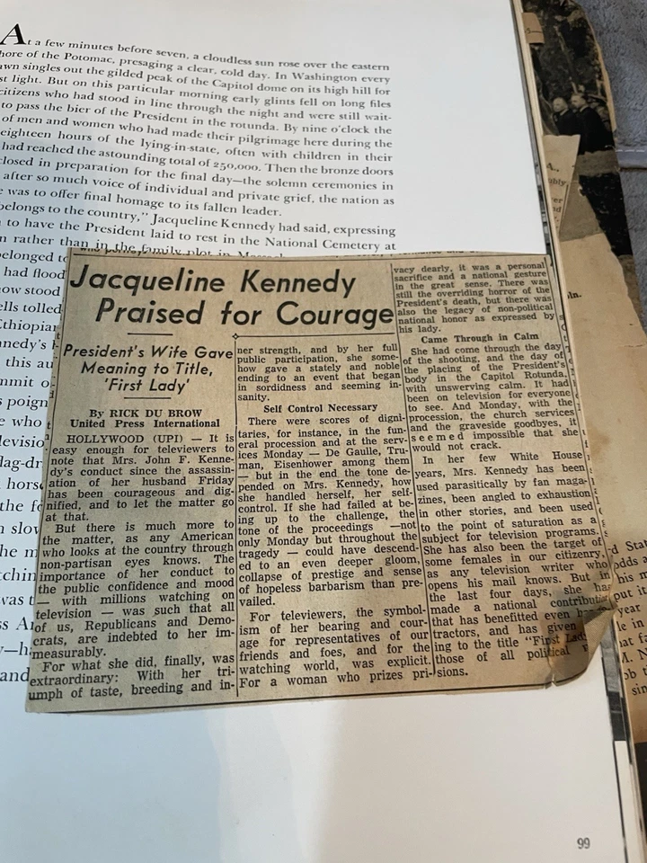 JFK 4 DAYS BOOK from 60s With Tons Of Jackie O JFK Newspaper Clippings Foto 4 de 4