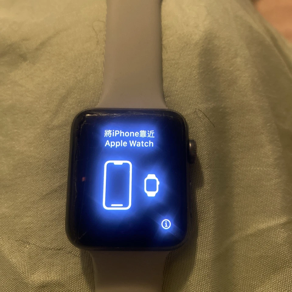 APPLE Watch Series 3 40mm GPS + WiFi + Bluetooth - used cracked screen - Image 2 of 4