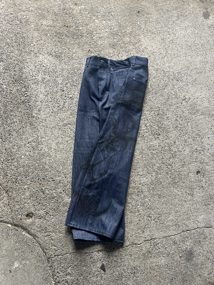 Denim azul holgado corte y cosido 1 de 1 con aerógrafo personalizado Foto 3 de 4