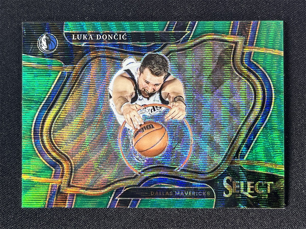 2022-23 Panini Select Luka Doncic #251 Courtside Green Wave Prizm Mavericks /50