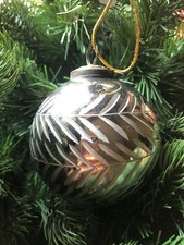 Addobbo albero di Natale palla in vetro grosso anticato con decori incisi 