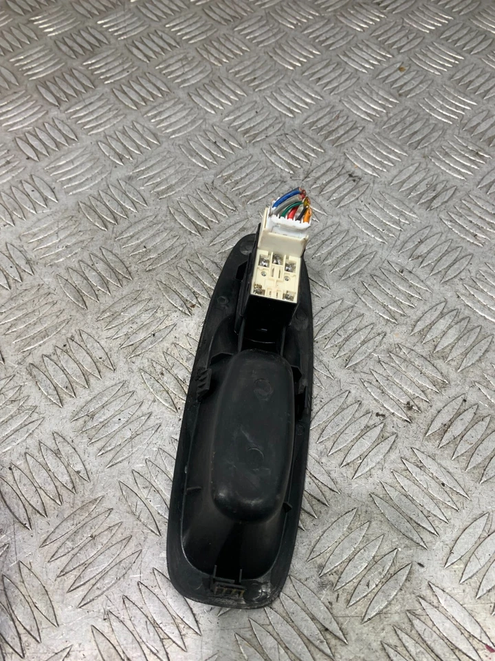 Interruptor de ventana delantera del lado del pasajero Hyundai Accent 2004 #2 Foto 2 de 3