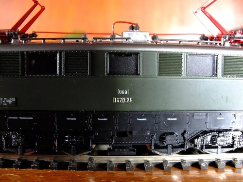 Roco 4147 A HO gauge ÖBB 1670 electric loco in green livery - Picture 10 of 15