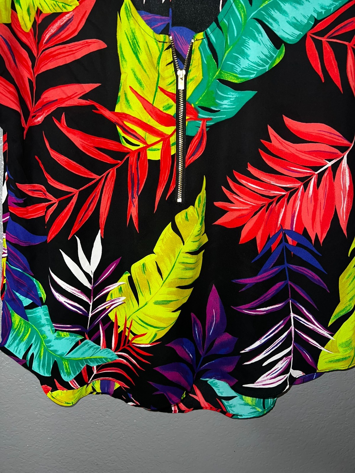 Bold Elements Tropical Leaf Print Zip Neck Short … - image 6