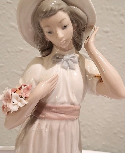 Nao by Lladro Girl with Flower Bouquet 1980 - Picture 2 of 7
