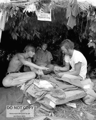 WOODSTOCK ATTENDEES SHELTER IN A GRASS HUT IN 1969 - 8X10 PHOTO (WW-039)